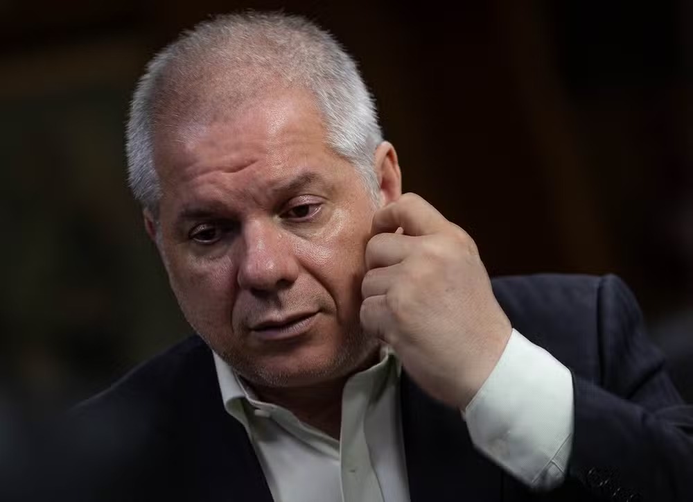 Alvo de operação da PF, presidente do INSS deixa o cargo, após ordem de Lula