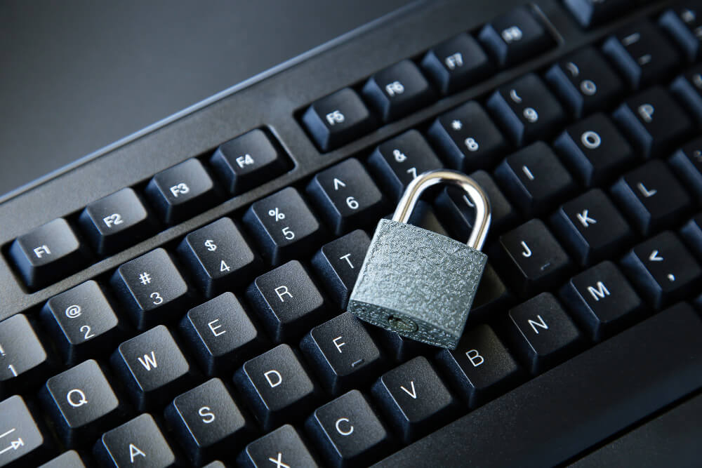 cadeado em um teclado de computador preto
